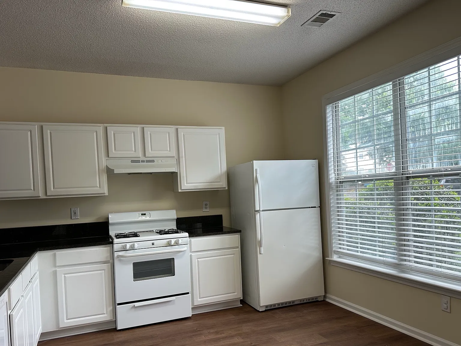 3 bed, 1428 sqft, $2,000 — Photo 4