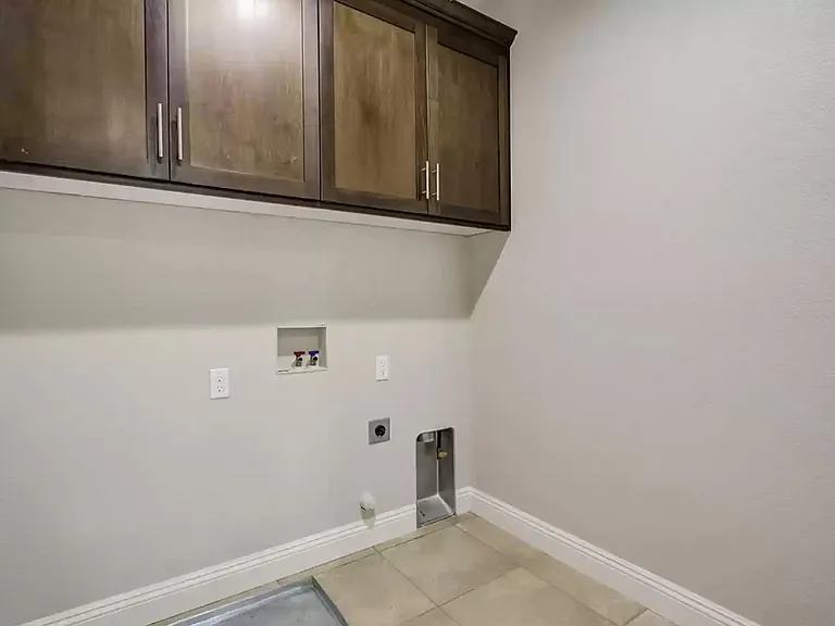 573 Addison Ct — Photo 7