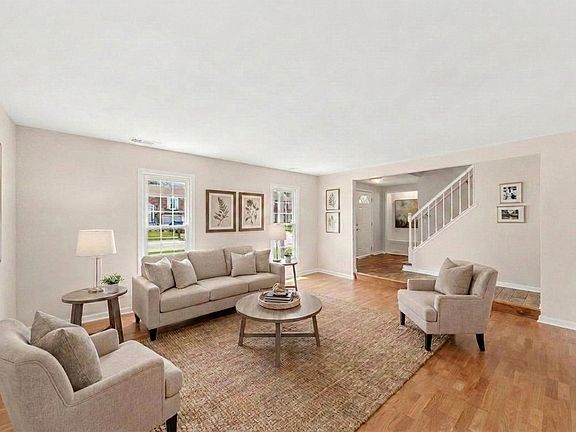 4th image of 465 Ridgefield Dr