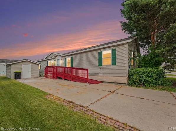 45713 Bonaventure Dr, Macomb, MI 48044