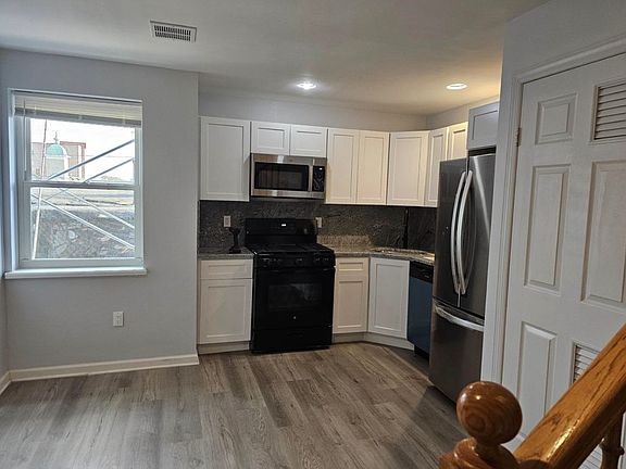 2nd image of 413 9th St APT 305