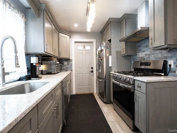 13 E Walnut Street, Central Islip, NY 11722