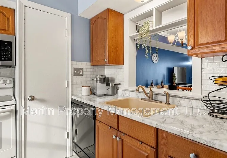 1107 Windsor Dr — Photo 2