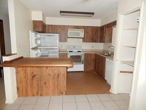 4th image of 7204 Deer Park Ave