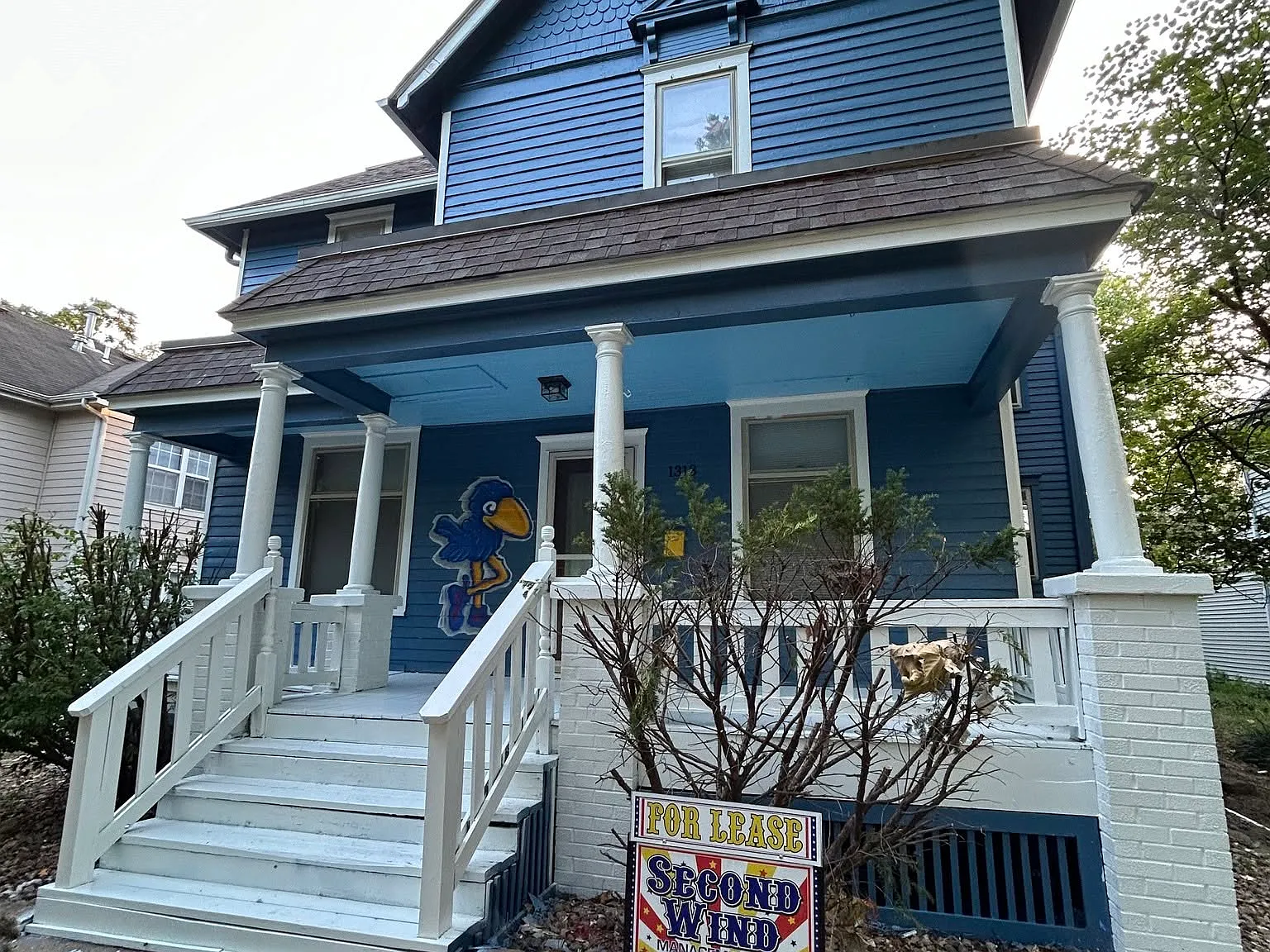 6 bed, 2.5 bath, 2371 sqft, $4,770 — Photo 2