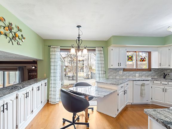 3rd image of 302 Maple Ct
