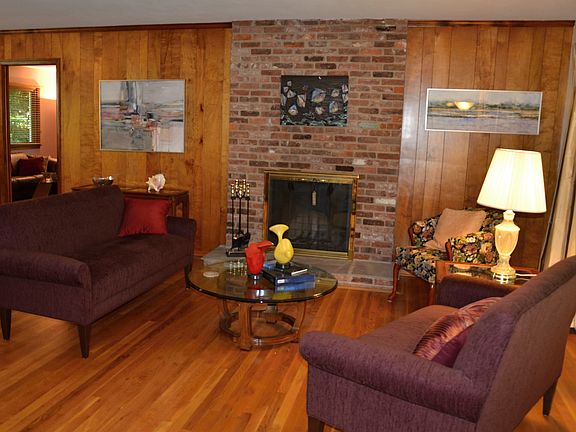 4th image of 2 Woodchuck Ct W