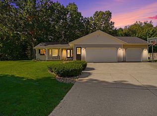 14314 Sunview Dr, Holland, MI 49424