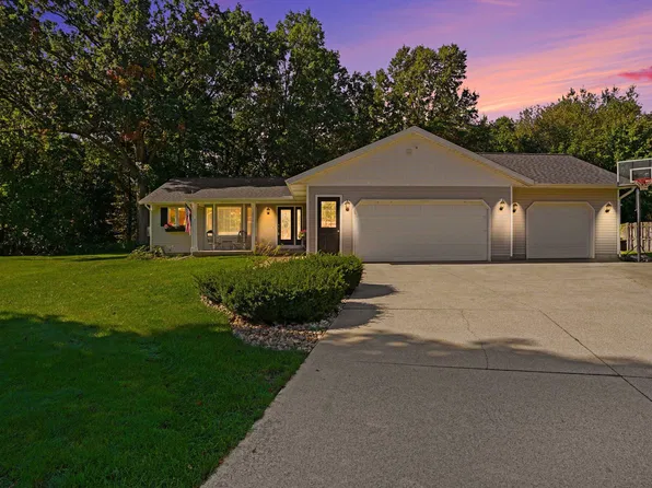14314 Sunview Dr, Holland, MI 49424