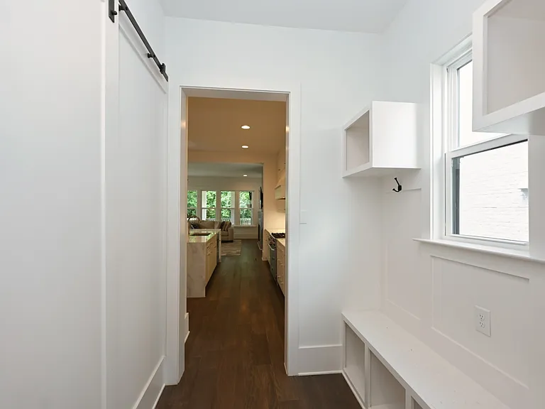 1945B Kimbark Dr — Photo 2