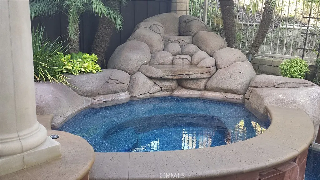 4 bed, 2496 sqft, $6,000 — Photo 3