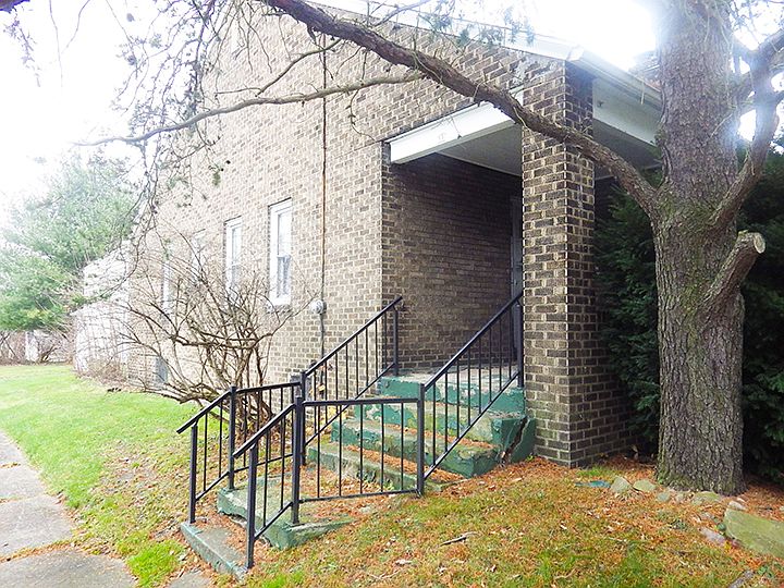 1st image of 58 Roslyn Dr