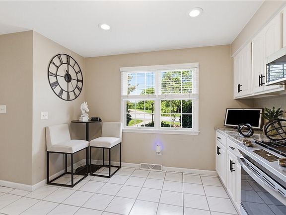 5th image of 110 Longvue Dr
