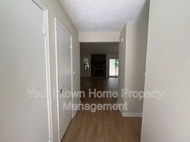 3 bed, 2.0 bath, 1260 sqft, $1,950 — Photo 2