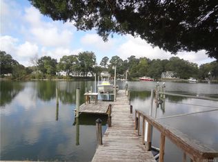 18 S Sioux Rd, Kilmarnock, VA 22482