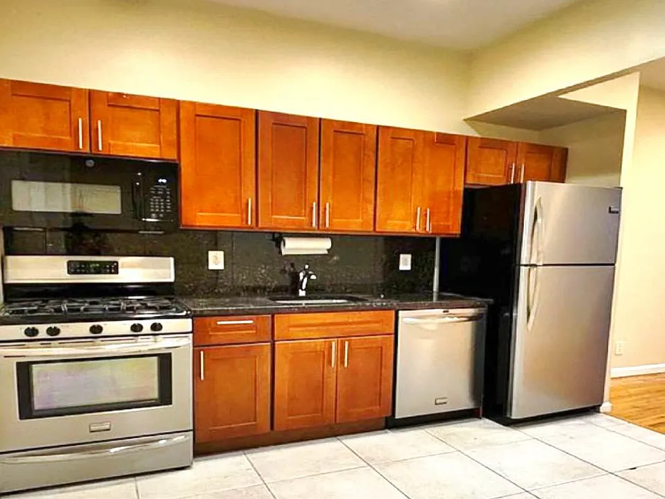 653 Washington Ave #1R