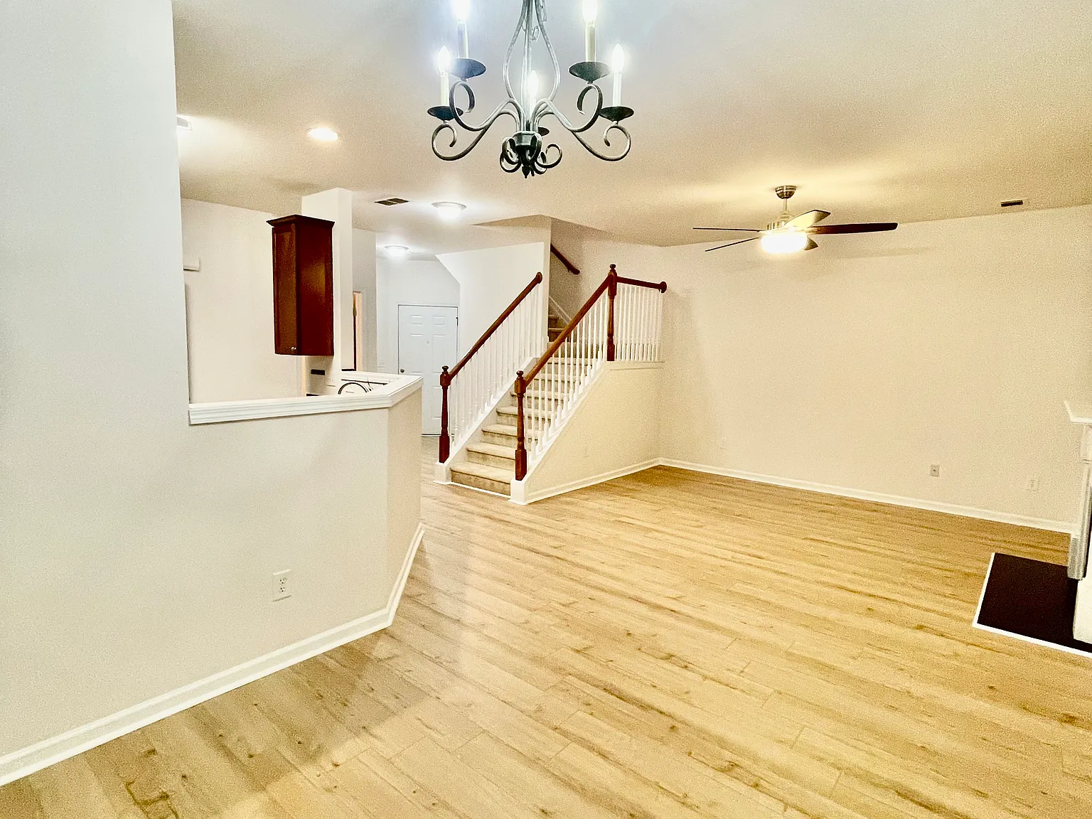 3 bed, 2.5 bath, 1688 sqft, $2,000 — Photo 2