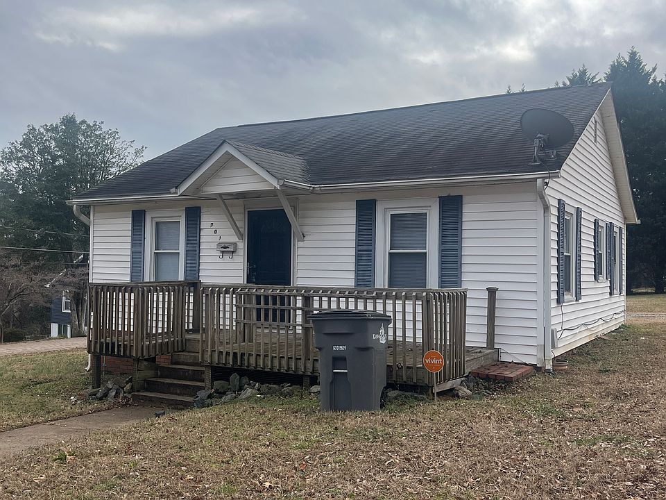 Nice front porch deck to enjoy in the good Carolina weather