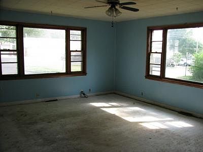 5th image of 139 E Irving St
