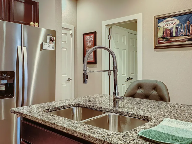 4722 N Kittredge St #2 — Photo 8