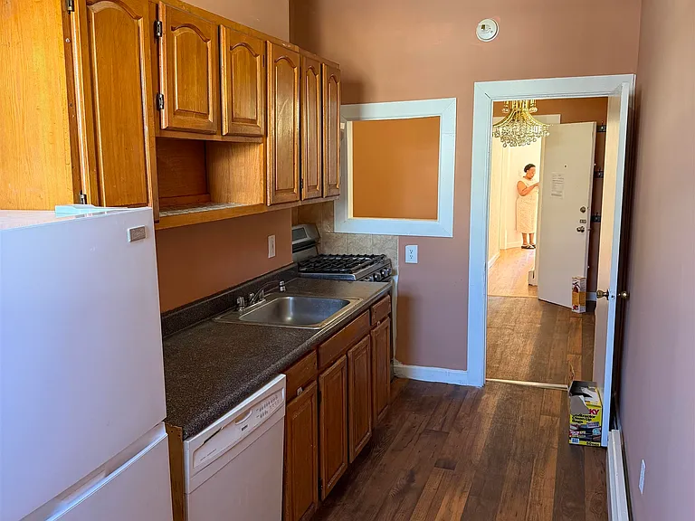 170 Boyd Ave — Photo 6