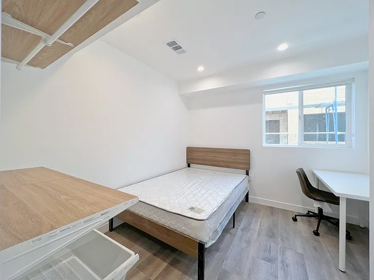 1368 W 35th St #8 — Photo 21