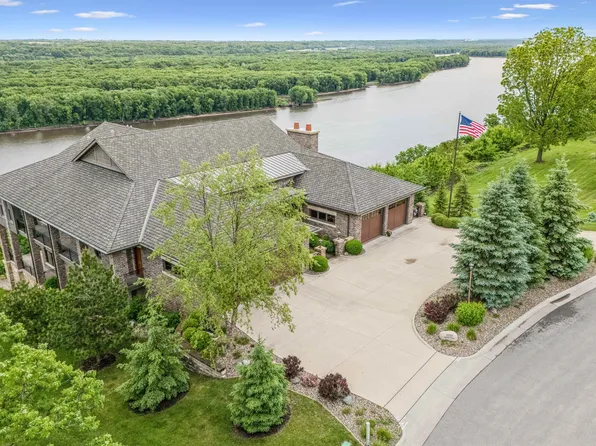 1025 Carmel Dr, Dubuque, IA 52003