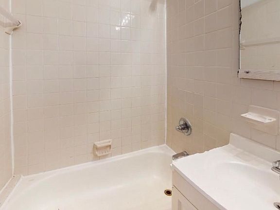 4th image of 219 E 88th St #A5
