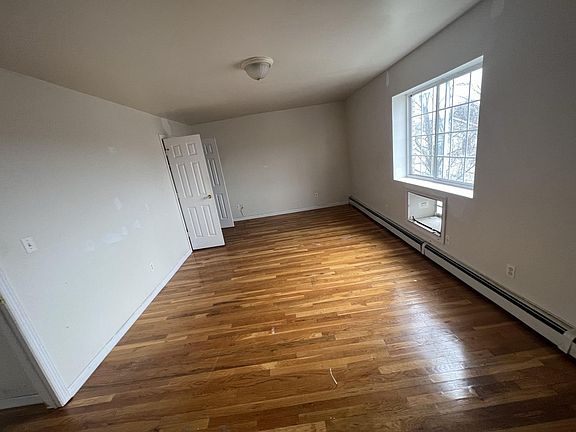4th image of 235 Robinson Ave #2