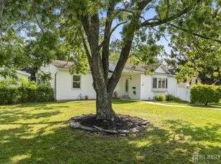 13 Chestnut St, Farmingdale, NJ 07727