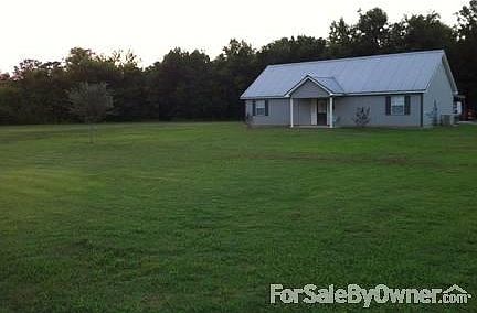 open floor plan
						:
						vaulted ceiling in living area