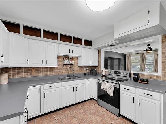 3rd image of 12812 LAKE DRIVE