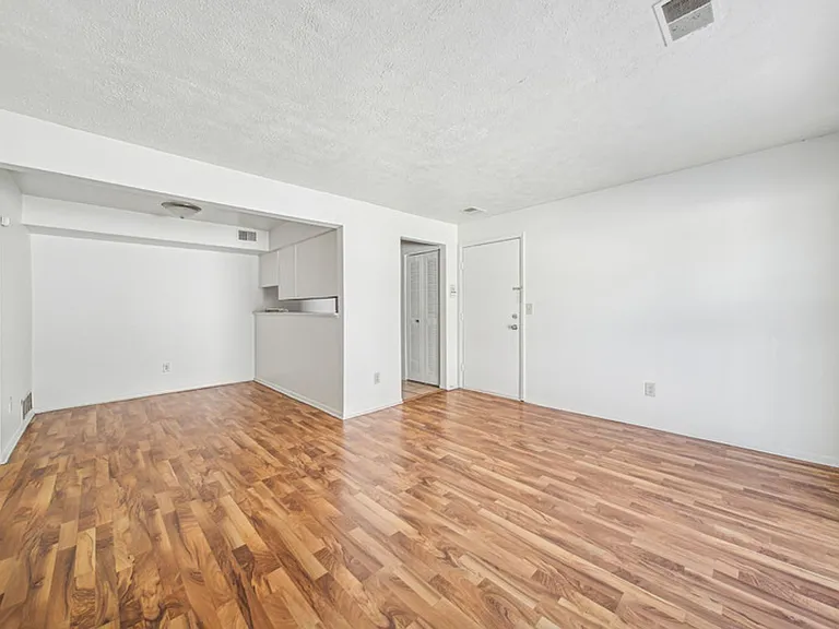 North Branch Apartments — Photo 27
