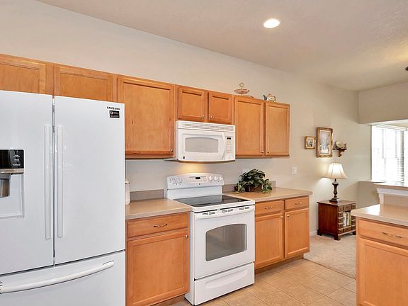 5th image of 720 Grove Way Unit D