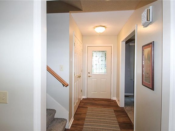 3rd image of 9 Fairlane Dr