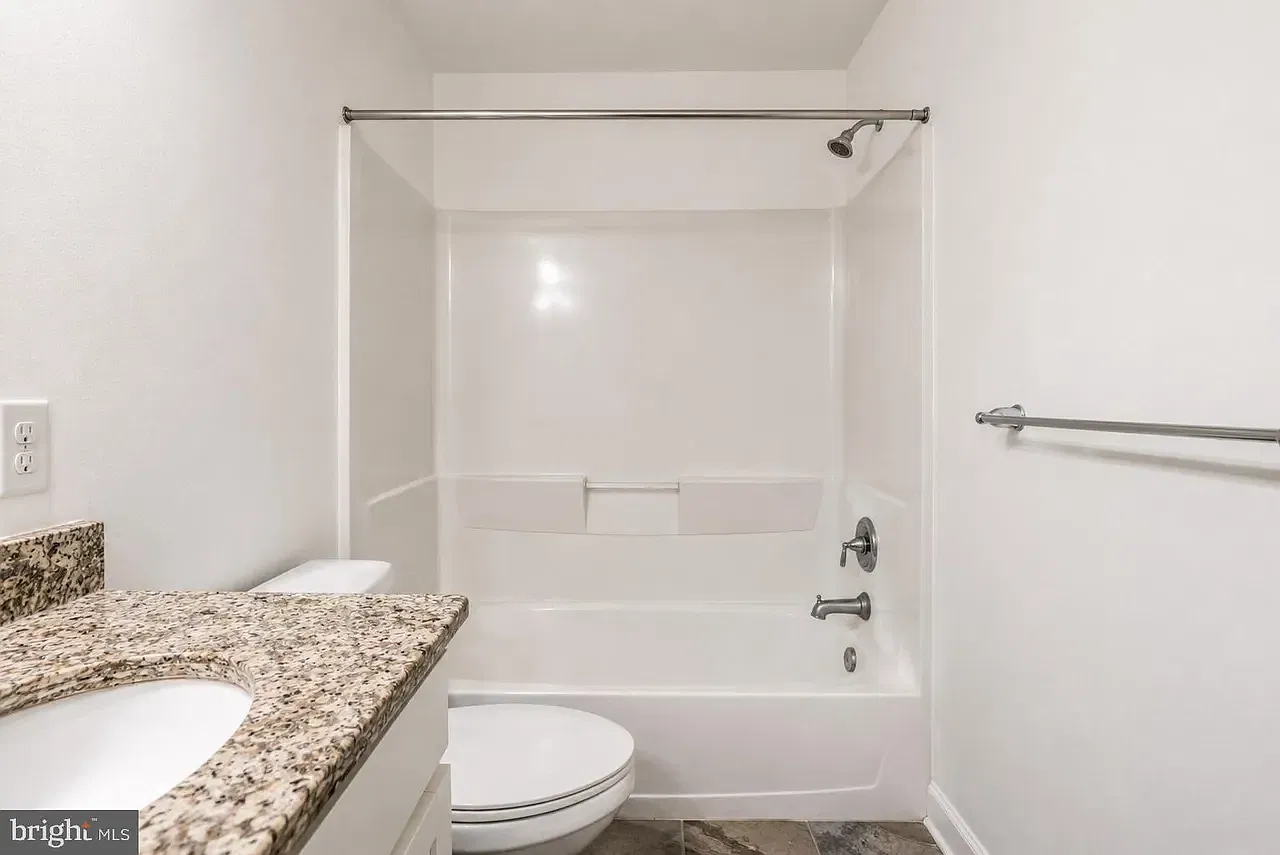 3 bed, 2178 sqft, $3,300 — Photo 2