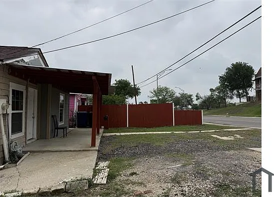 2729 E Commerce St — Photo 22
