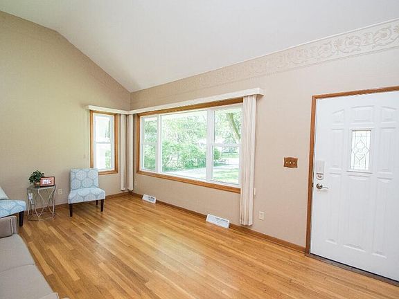 5th image of 2540 Clarence St