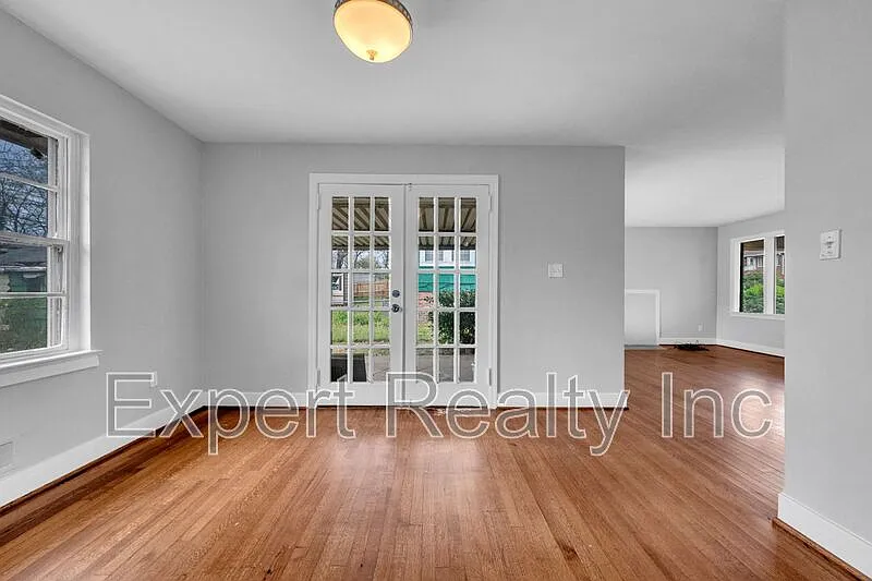 3 bed, 1.0 bath, 1284 sqft, $1,250 — Photo 4