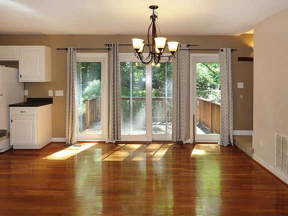 5th image of 205 S English Hill Ln