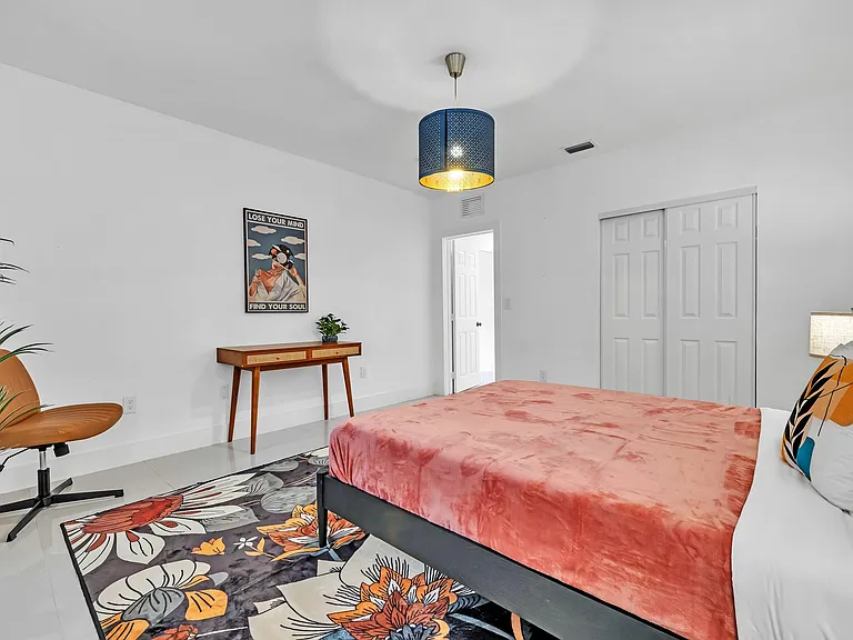 555 NE 127th St — Photo 36