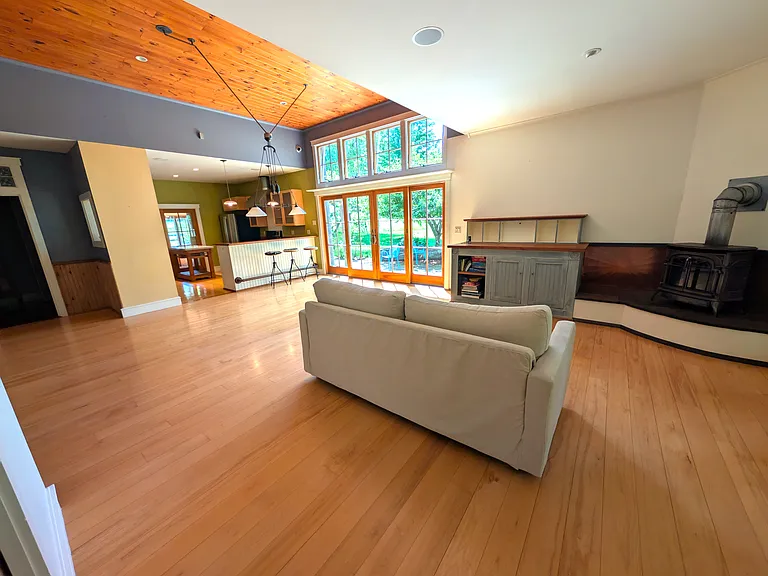 909 Longpoint Rd — Photo 1