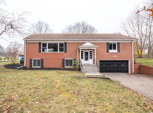 1110 Oak Tree Rd, Akron, OH 44320