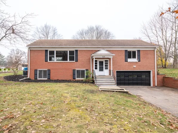 1110 Oak Tree Rd, Akron, OH 44320