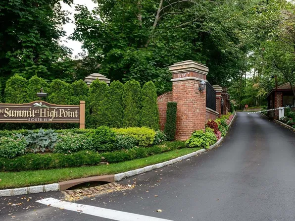 97 Deer Run #97, Roslyn Heights, NY 11577