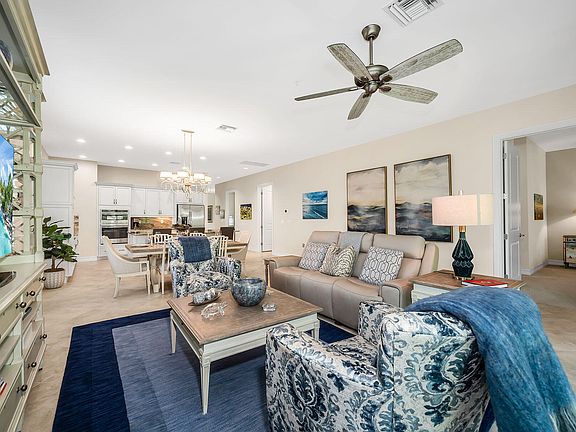 4th image of 7825 Hawthorne Dr Unit 2104