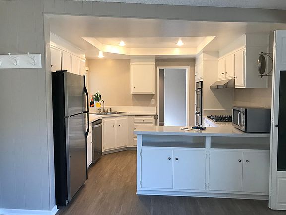 Kitchen with breakfast bar