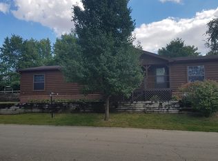 111 Tanglewood Dr, Freeport, IL 61032