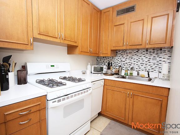 3rd image of 2534 Crescent St APT 1D