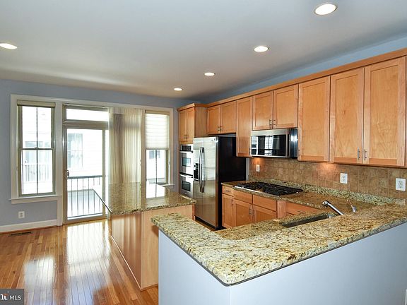 2nd image of 2507 S Kenmore Ct